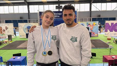 Gala y su entrenador con las medallas.