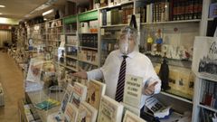 Manuel Arenas, de la librer�a Arenas, empez� a despachar t�tulos que le pidieron por tel�fono