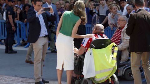 La Reina Letizia se fotogarfía junto a diversas personas a la salida del acto inaugural de los cursos de verano de la Escuela Internacional de Música