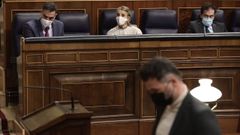 El portavoz de ERC, Gabriel Rufi�n, pasa por delante del presidente del Gobierno, Pedro S�nchez, y la vicepresidenta segunda, Yolanda Diaz, en una sesi�n en el Congreso. 