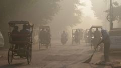 Cierran 1.800 escuelas en Nueva Deli por el humo causado por una fiesta popular
