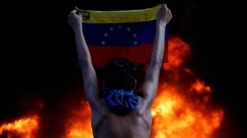 Un manifestante venezolano participa en las marchas contra Maduro.