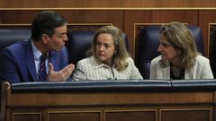 El presidente del Gobierno, Pedro S�nchez, conversa con las vicepresidentas Nadia Calvi�o y Teresa Ribera, en una imagen de archivo.