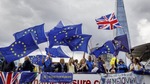 Varias personas con banderas de la Uni�n Europea protestan contra el �brexit� en un barco por el r�o T�mesis