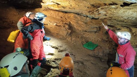 Un recorrido guiado por el interior de la cueva de A Ceza, en Folgoso do Courel.