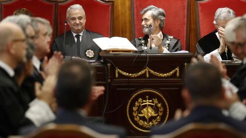 El presidente del Tribunal Supremo (TS) y del Consejo General del Poder Judicial (CGPJ), Carlos Lesmes (c) y el presidente del Tribunal Superior de Justicia de Asturias (TSJA), Jes�s Mar�a Chamorro Gonz�lez (i) en una imagen de archivo
