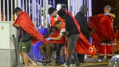 Salvamento Mar�timo ha auxiliado esta madrugada a 122 personas que iban hacinadas en una neum�tica y las ha desembarcado en Lanzarote.