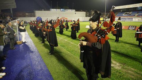 La Real Banda de Gaitas de Ourense minutos antes del inicio del encuentro en el estadio de O Couto.