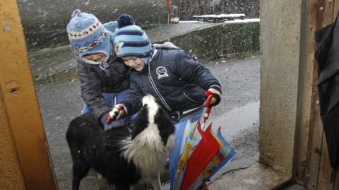 De repente, vacaciones. Pablo y Manuel aprovecharon su d�a sin colegio en Valinfolgueiro (Baleira). dicen que no ha nevado mucho, por lo que ayer no pudieron �esquiar� con un saco como hab�an hecho en otras ocasiones. Pero hicieron un mu�eco de nieve y lugeo se calentaron junto al fuego del hogar.
