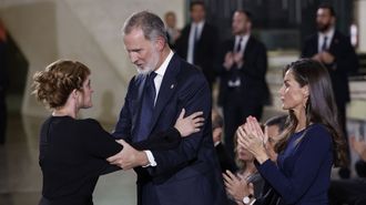 Virginia Ortiz Riquelme, familiar de una de las vctimas de las inundaciones de Letur, en Albacete, junto a los reyes