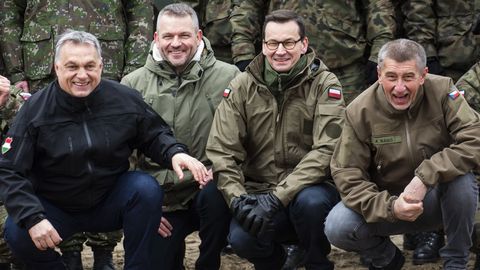 A la izquierda el primer ministro h�ngaro, Viktor Orban. En el otro extremo, su hom�logo checo, Andrej Babis