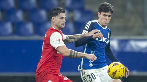 Marco Esteban disputa un baln con Jauregi durante el Oviedo-Amorebieta