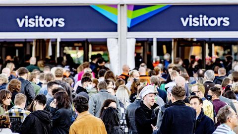 P�blico accediendo al recinto de Eurovisi�n 2021, en R�terdam