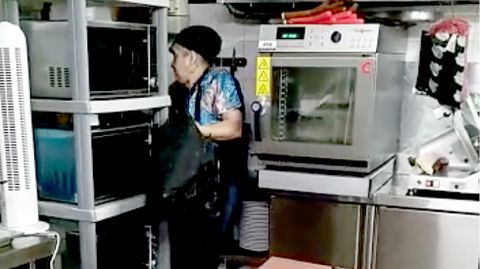 La cocinera de El Fartuqu�n trabaja con un paraguas en la mano, a causa de la inundaci�n provocada por la tormenta en Oviedo.La cocinera de El Fartuqu�n trabaja con un paraguas en la mano, a causa de la inundaci�n provocada por la tormenta en Oviedo 
