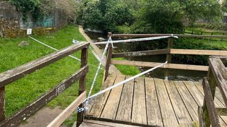La zona en la que falleci� el joven, con un precinto de la Polic�a Local de Pontevedra.