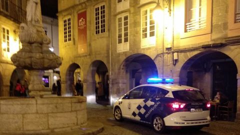 Vehículo de la Policía Local de Lugo en la praza do Campo 