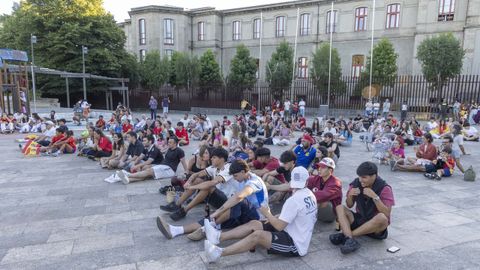 Pantalla gigante en la Praza da Constituci�n en Santiago.