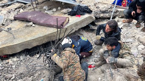 Bsqueda de supervivientes del terremoto en Jandaris, en el norte de Siria