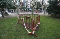 <span lang= es-es >La alcantarrila eterna</span>. La obra de reparaci�n de la alcantarilla que est� en plena calle Ram�n y Cajal va camino de convertirse en un �remake� de El Escorial. Varias semanas lleva el lugar vallado y la aparici�n en los �ltimos d�as de un pal� de madera ha contribuido a incrementar el misterio. 