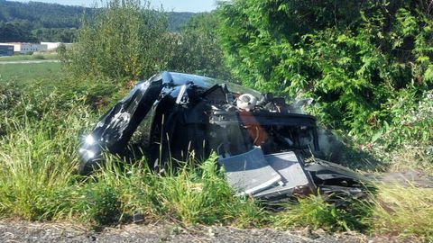 Estado en el que qued� el turismo accidentado en la AG-11, a la altura de Asados, en un tramo en obras