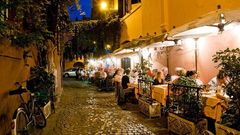 Calle peatonal en Roma con establecimientos de hostelera