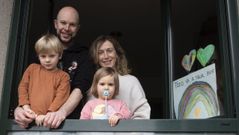 SALOME CON SU FAMILIA EN SU PISO DE CANIDO