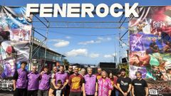La alcaldesa de Fene, Sandra Permuy, en el festival del FeneRock junto a su equipo.