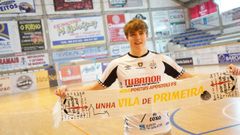 El futbolista santiagu�s posa con la bufanda del equipo en el Agust�n Mour�s.