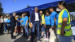 Alfonso Rueda, en el centro, y el alcalde de Santiago, Xos� S�nchez Bugallo, a la izquierda, en el encuentro de familias de acogida
