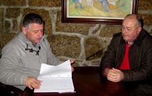 Cu��a y Caram�s planeando la colaboraci�n de Concello y sociedad.