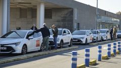 El segundo taxi por la izquierda es la licencia 103 de A Coru�a, la �nica del turno de cinco que subi� de la ciudad en la ma�ana del lunes a recoger pasajeros. 