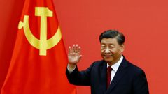 Xi Jinping saluda durante la presentaci�n de los miembros del Comit� Permanente del Politbur�