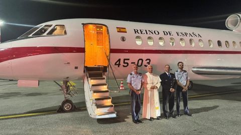 El papa, junto a la tripulaci�n que lo traslad� a Roma en un Falc�n cedido por el rey