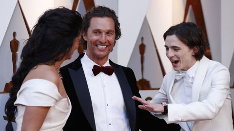 Timothee Chalamet con Mattew McConaughey y su mujer Camilla Alves