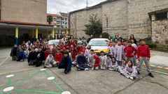 Alumnos de Primaria el CPR San P�o X de Ourense, con miembros de la Federaci�n Galega de Automobilismo y los pilotos Jos� Antonio Sanmamed y Yeray Gonz�lez