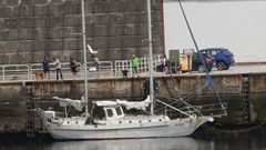 El velero que apareci� en O Vicedo permanece amarrado en el puerto de Celeiro, en Viveiro, donde est� siendo inspeccionado por la Guardia Civil