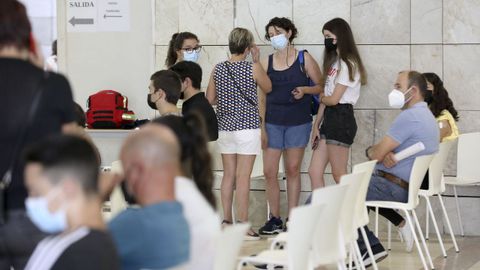 Adolescentes de 14 a 16 aos esperan en la Cidade da Cultura de Santiago despus de haber recibido la vacuna contra el covid-19