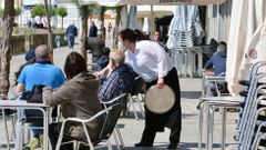 Clientes en una terraza del paseo mar�timo de Ares, cuando se permiti� reabrir los bares