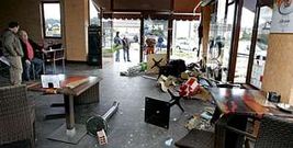 A la espera de que los peritos revisasen el local, todo se qued� en el PK2 tal y como lo dej� la embestida del coche.