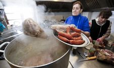 La cocinera Pilar Armesto Vali�a, del restaurante O Cebreiro, prepara un cocido. 