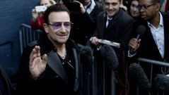 Bono el d�a antes de su accidente en bici saliendo de la grabaci�n del single ben�fico Band Aid en Londres