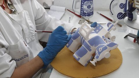 El proyecto de Sargadelos es uno de los ejemplos hist�ricos de empresas que apuestan por el dise�o como eje estrat�gico. En la imagen, una operaria en la factor�a de Cervo