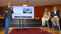 El catedr�tico Chema Cancela, el pasado 8 de mayo, cuando se present� el estudio en Sanxenxo, con la conselleira de Pol�tica Social y el alcalde
