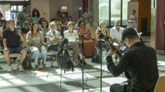 Alumno de M�sica en Compostela durante el concierto en el vest�bulo del hospital