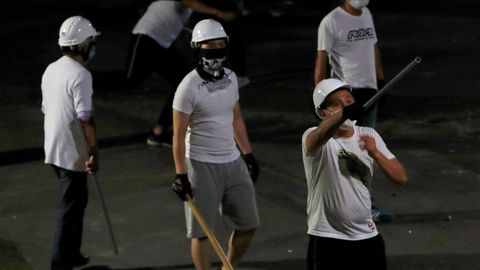 Algunos de los hombres vestidos de blanco que causaron disturbios en el metro de Hong Kong este fin de semana