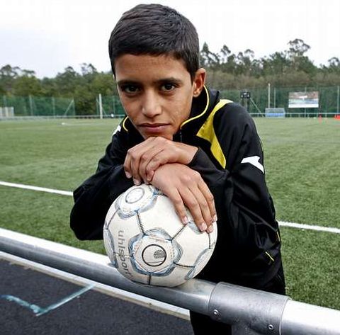 Mohamed Fadel posa para La Voz en un campo de f�tbol. 
