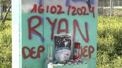 Amigos del menor fallecido han creado en un poste pr�ximo al lugar del fallecimiento una especie de altar con im�genes y pintadas para el recuerdo. Adem�s, seg�n recoge el diario �El Mundo� un nutrido grupo de menores, supuestamente amigos de Ryan, se fotografiaron en lugar con s�mbolos y gestos correspondientes a los Crips, una banda violenta originaria de Los �ngeles.