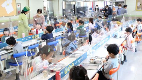 En los comedores escolares de Corea del Sur han instalado mamparas protectoras