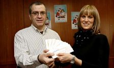 Jaime Viqueira le entreg� a Mar�a del Mar Cancela varios cheques por valor de mil euros.