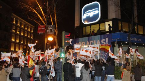 MARZO 2009. Simpatizantes del PP celebrando en la sede de la calle Gnova la victoria de los populares en las elecciones gallegas